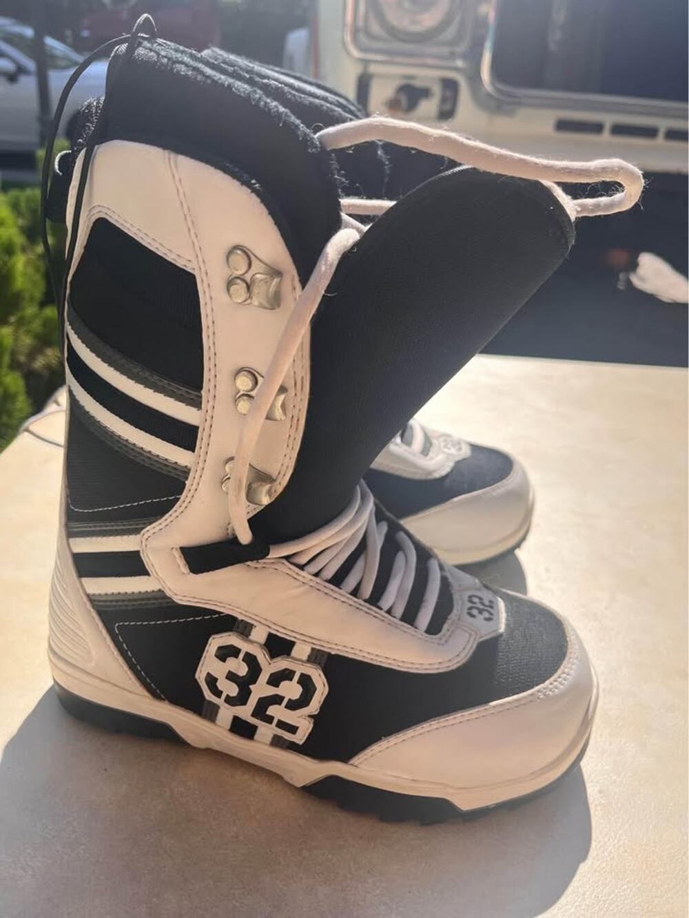 ThirtyTwo 32 Black White Lace-Up Snowboard Boots Size 7